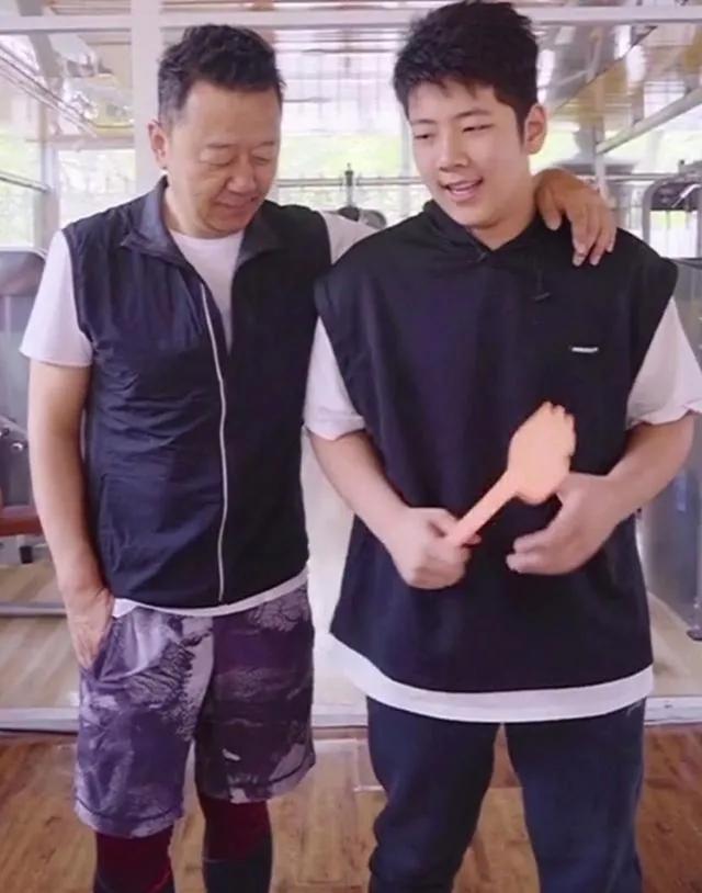 《爸爸去哪儿1》星娃现状:森碟身高近1米7,天天颜值胜小鲜肉
