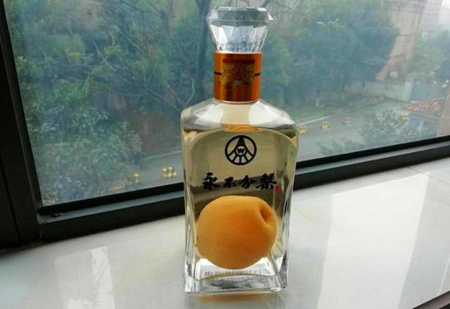 五粮液的“永不分梨”,里边的梨是咋进去的?网友:不走寻常路