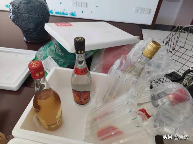 捡漏清香老酒,要有过人本领,这个酒鬼不简单,品出了老酒的神韵