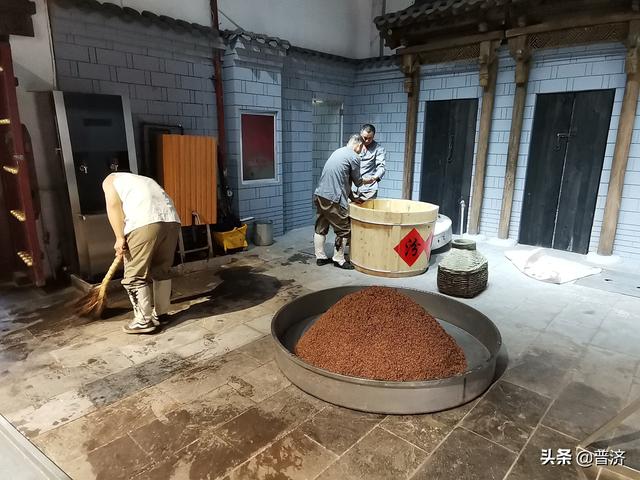 捡漏清香老酒,要有过人本领,这个酒鬼不简单,品出了老酒的神韵