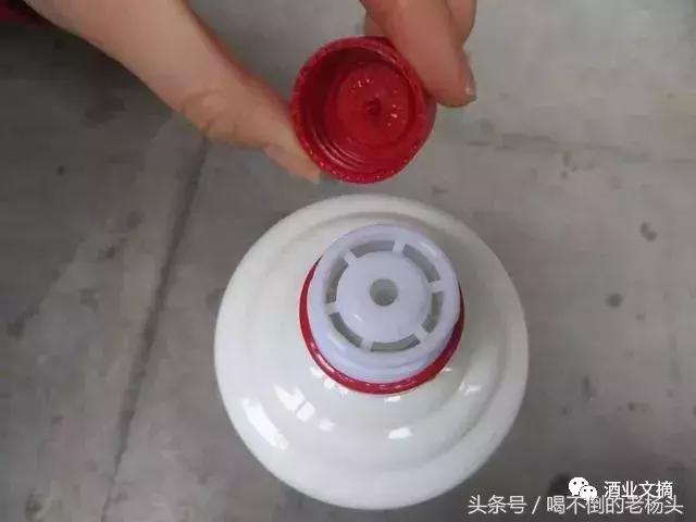 脚踩瓶盖没用！防止茅台酒空瓶回收灌假酒，一定要用这招